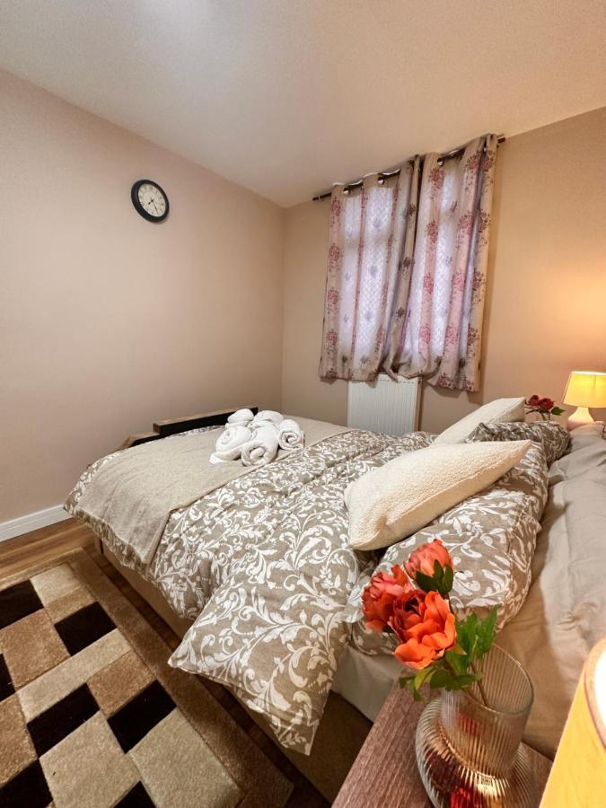 Canary Wharf Single Double And En-Suite Rooms London Exterior photo