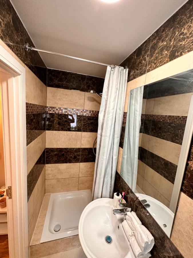 Canary Wharf Single Double And En-Suite Rooms London Exterior photo