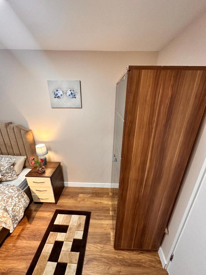 Canary Wharf Single Double And En-Suite Rooms London Exterior photo