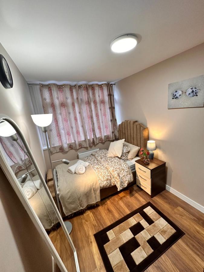 Canary Wharf Single Double And En-Suite Rooms London Exterior photo