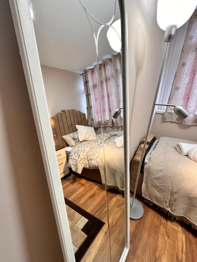 Canary Wharf Single Double And En-Suite Rooms London Exterior photo