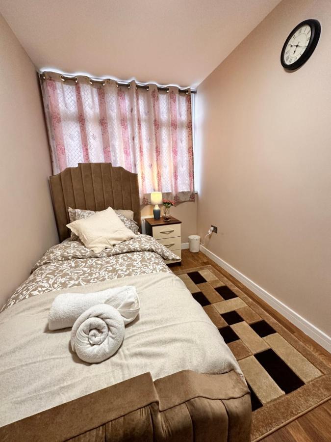 Canary Wharf Single Double And En-Suite Rooms London Exterior photo