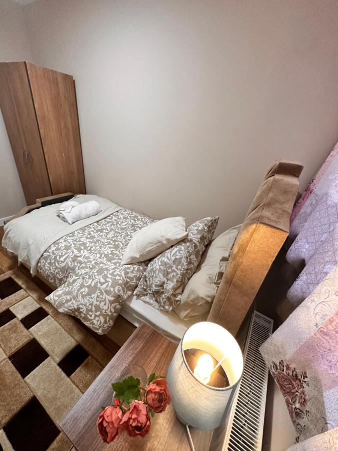 Canary Wharf Single Double And En-Suite Rooms London Exterior photo